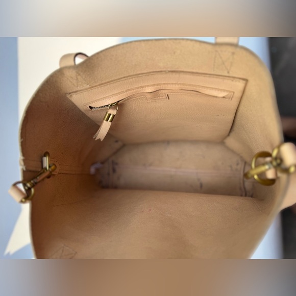 Elegant Tan Leather Tote Bag - Picture 5 of 10